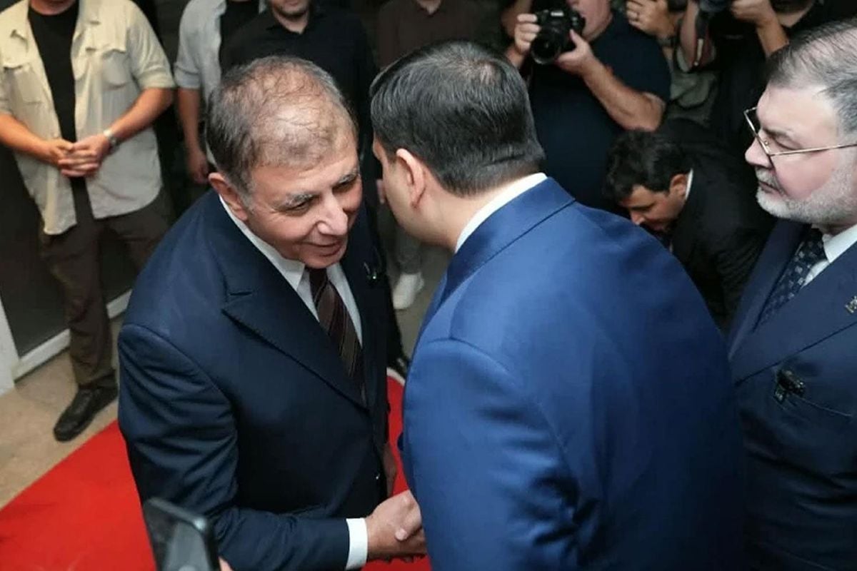Cemil Tugay, Nâzım Hikmet Sergisi'nin açılışında AK Partili Eyyüp Kadir İnan'ı kapıda karşıladı