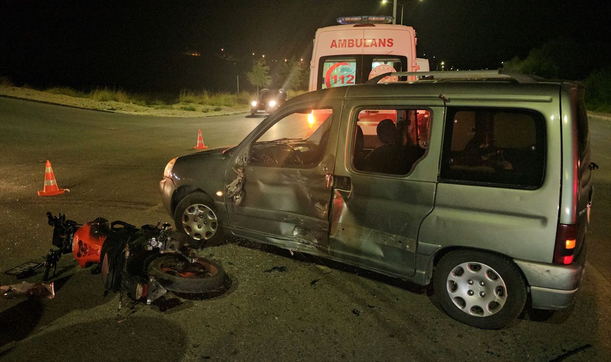 Çorum'da Motosiklet ile Araç Çarpıştı: 3 Yaralı