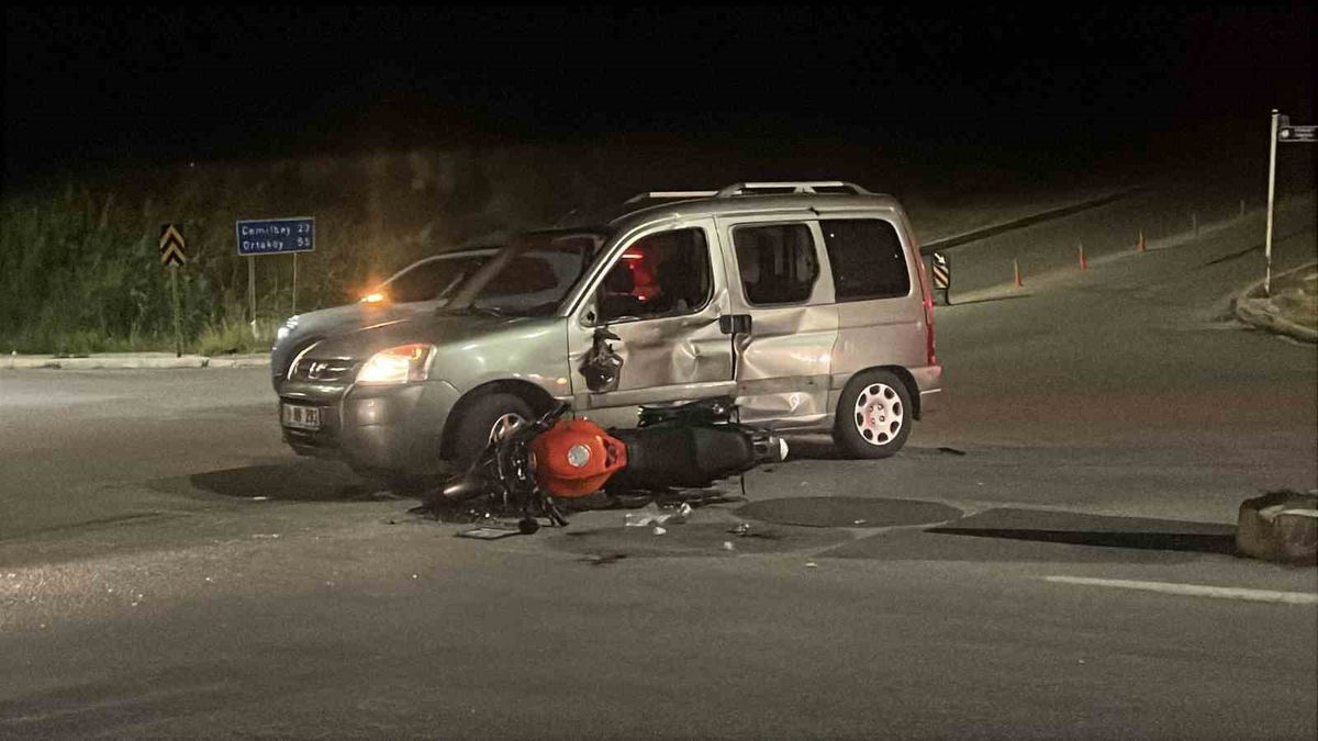 Çorum'da Motosiklet ile Otomobil Çarpıştı: 3 Yaralı