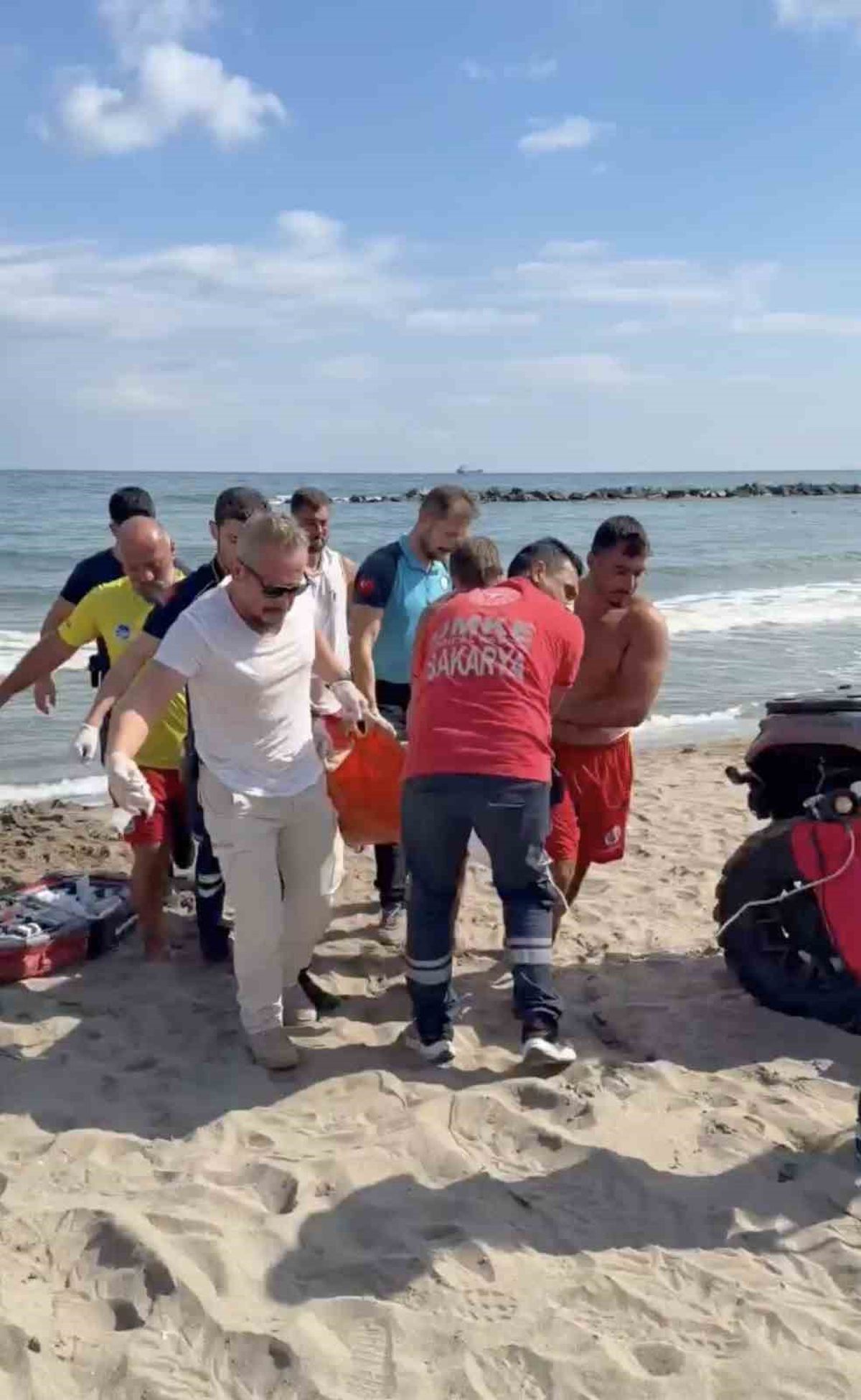 Karasu'da Boğulma Tehlikesi: Vatandaş Hastaneye Kaldırıldı