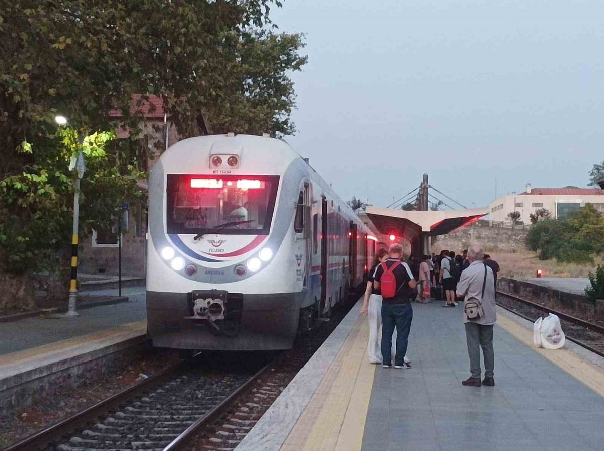 Denizli-İzmir Seferi Yapan Trende Motor Arızası: Yolcular 1,5 Saat Mahsur Kaldı