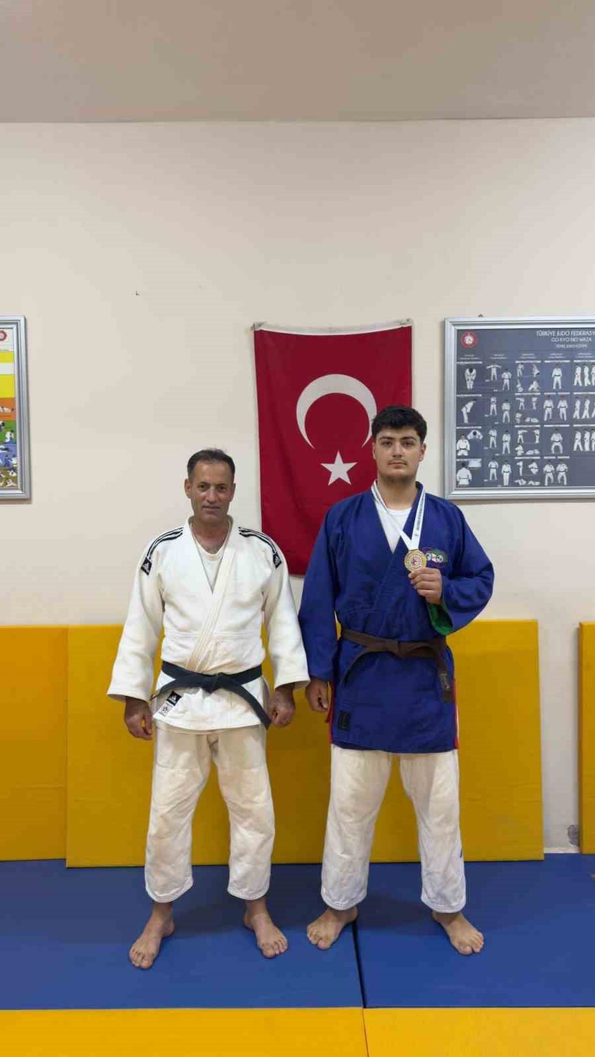 Elazığlı Kuraşçı Ali Asaf Çiçek, Avrupa Şampiyonası'nda Türkiye'yi Temsil Edecek