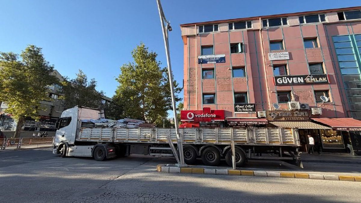 Erzincan'da Tır Dönüş Yaparken Aydınlatma Direğine Çarptı