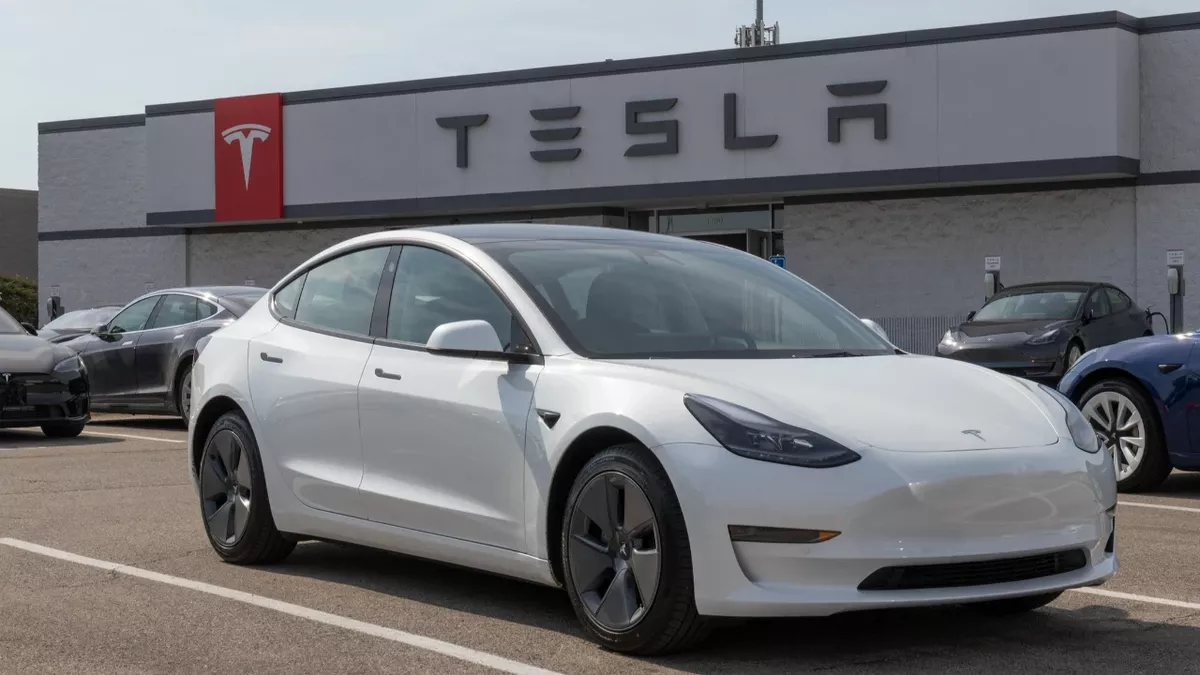Fransa, Tesla'nın FSD Sistemini Gerçek Yol Testleriyle Değerlendiriyor