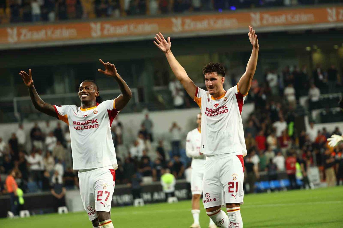 Galatasaray'da Leao ve Deniz Gül'den taraftara üçlü