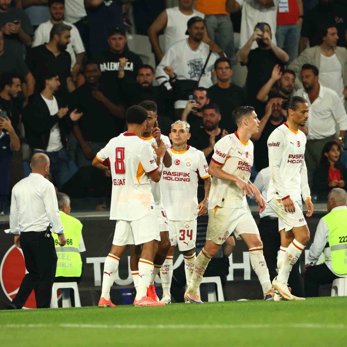 Galatasaray Başakşehir'i 3-2 Yendi, Liderliğini Sürdürdü