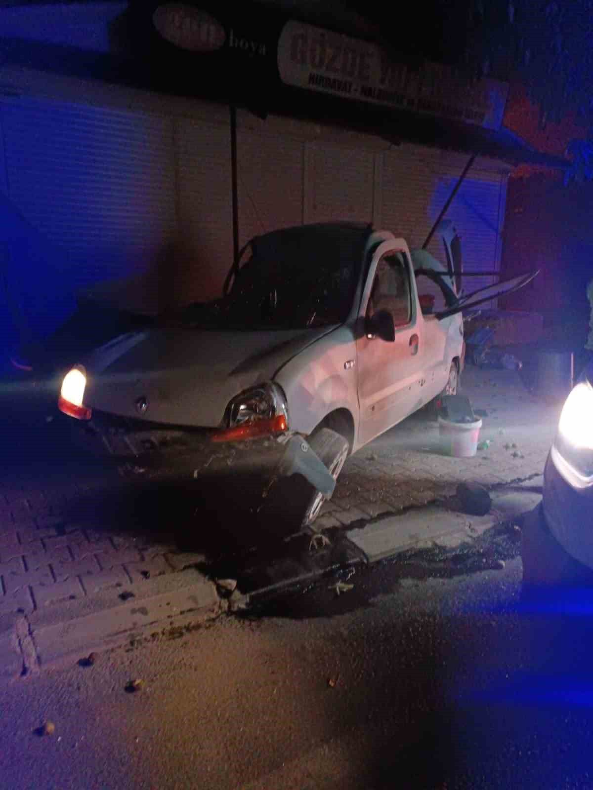 Adıyaman'da Kontrolden Çıkan Araç İş Yerine Çarptı: 1 Yaralı