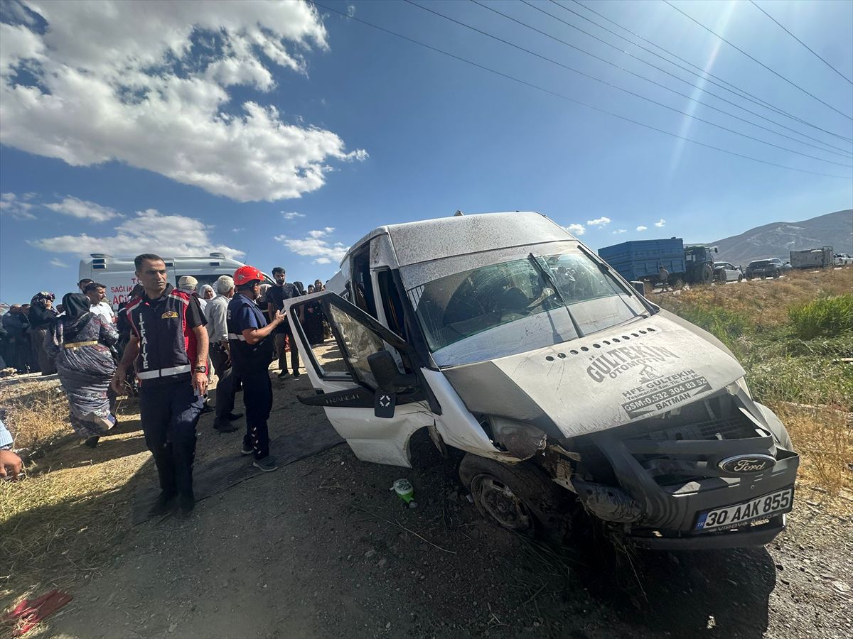 Hakkari'de servis kazası: 6 yaralı