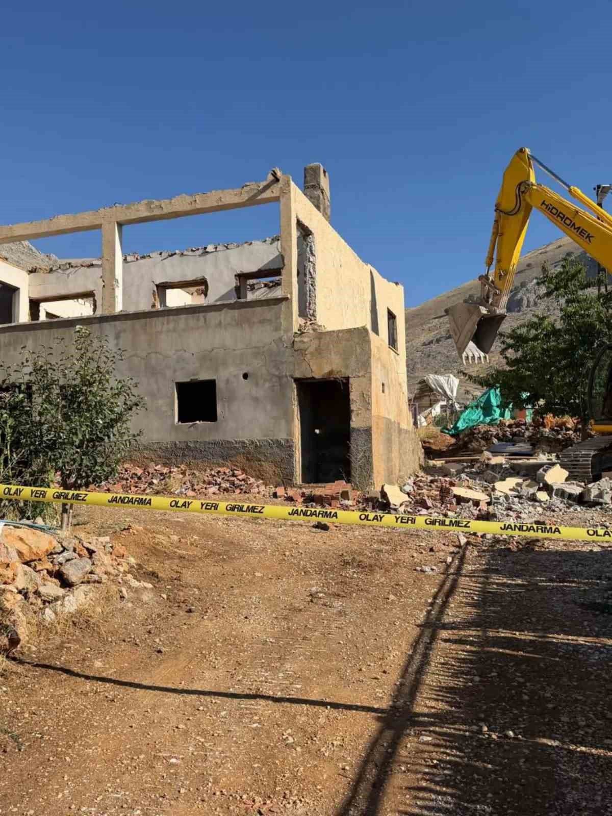 Adıyaman'ın Çelikhan ilçesinde deprem hasarlı binaların yıkımı sürüyor