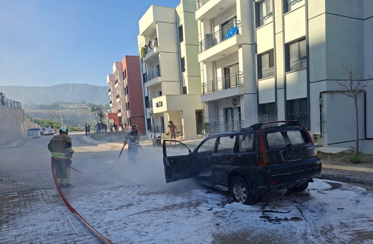 Hatay'da Park Halindeki Otomobil Alevlere Teslim Oldu
