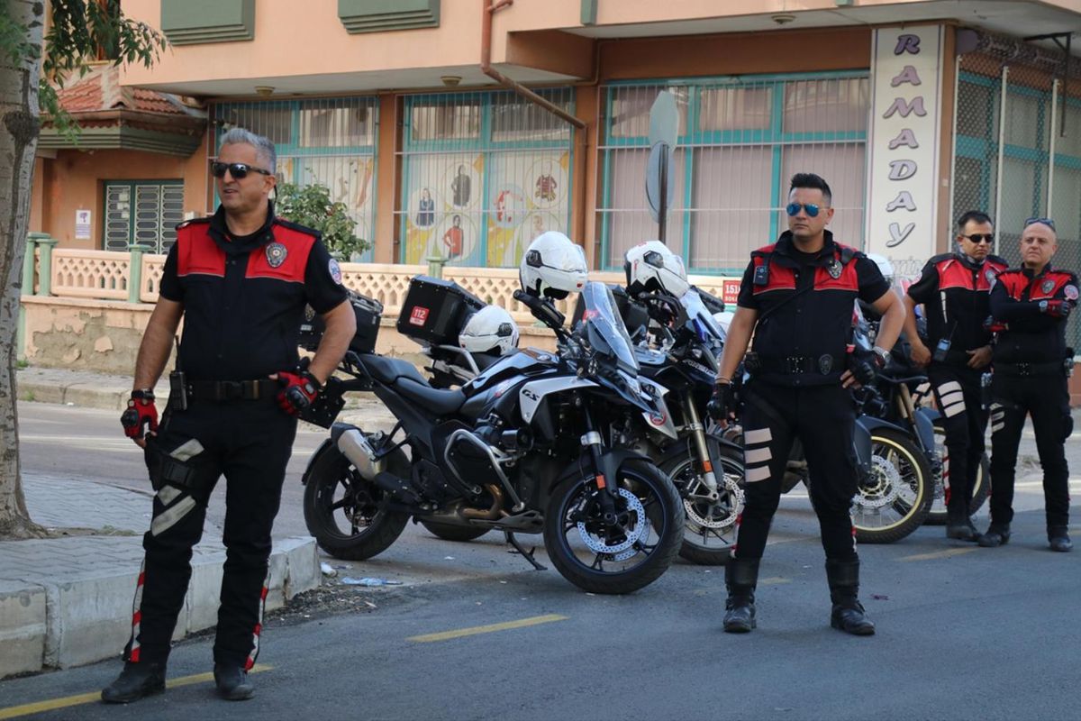 Isparta'da polisten hayat kurtaran müdahale! 'Heimlich' diyerek yardım istedi