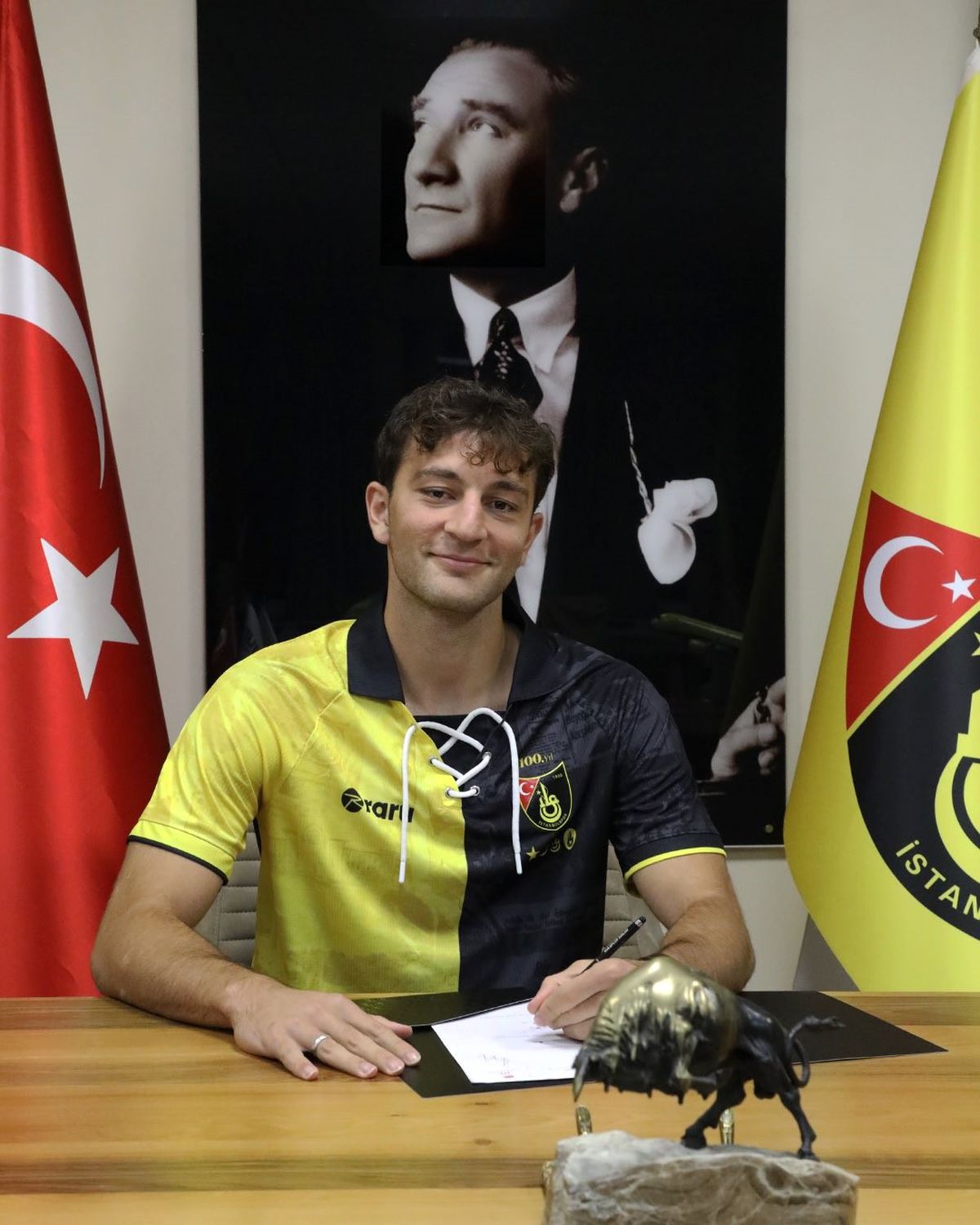 İstanbulspor, Emrecan Uzunhan'ı Yeniden Kadrosuna Kattı