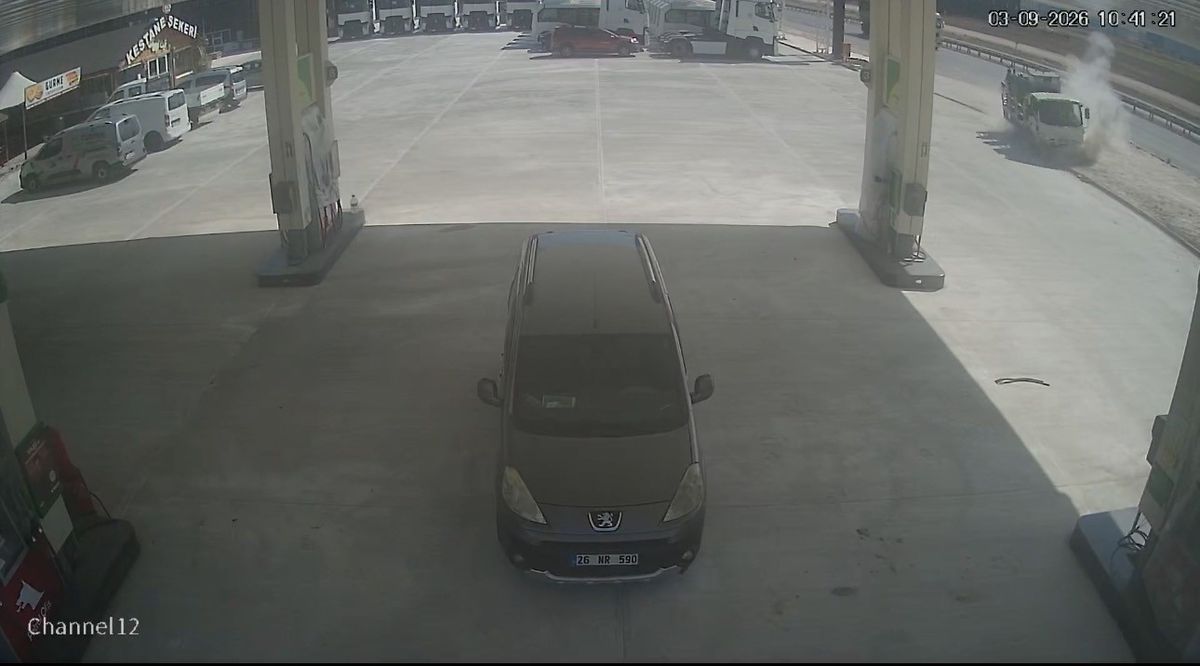 Bursa'da Kamyonet Tadilattaki Akaryakıt İstasyonuna Uçtu
