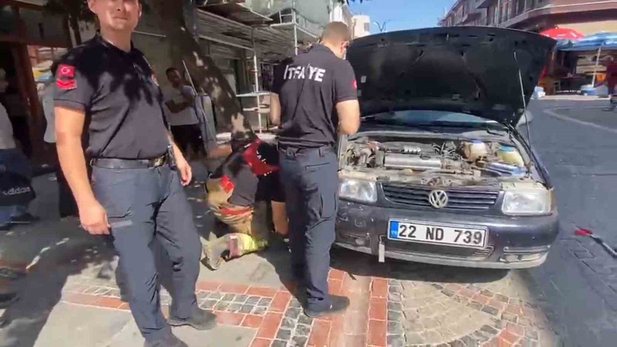 Edirne'de Kaputa Giren Yavru Kedi İtfaiye Ekiplerince Kurtarıldı