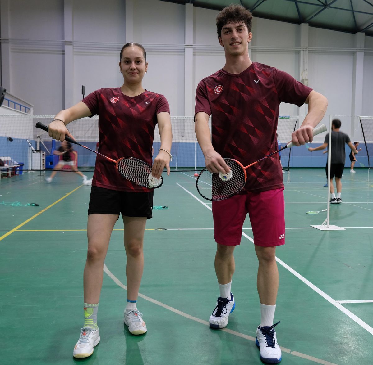 Erzincanlı Milli Sporcular Nisanur Çimen ve Gökay Göl, Avrupa Şampiyonluğu'nu Uçakta Kutladı
