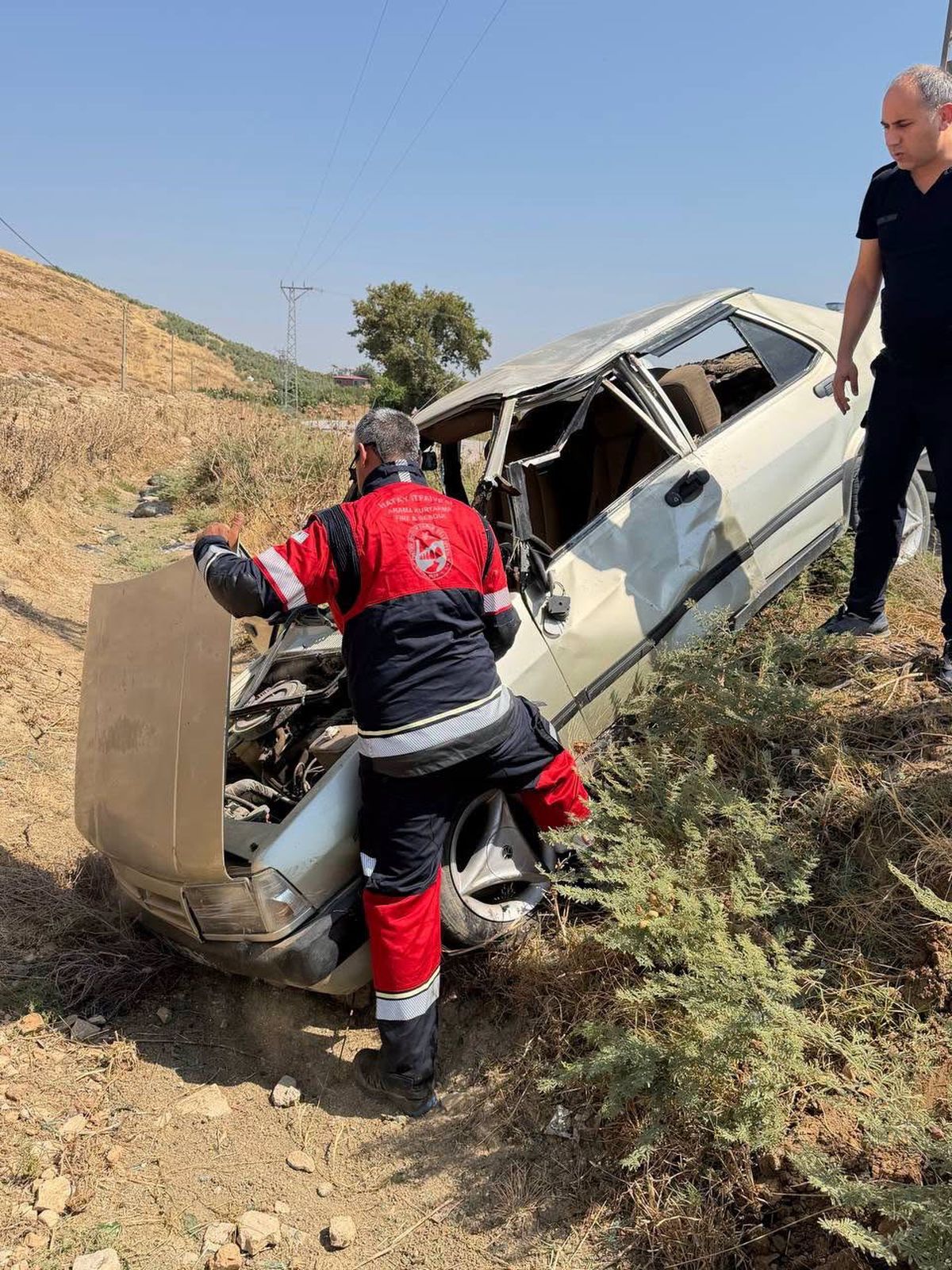 Hatay'da Tofaş Yol Kenarına Uçtu: 3 Yaralı