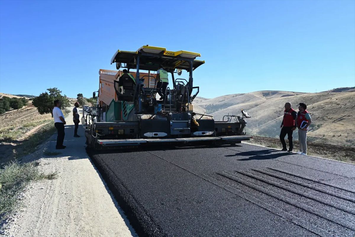 Keskin'de Köy Yollarına Asfalt Çalışmaları Sürüyor