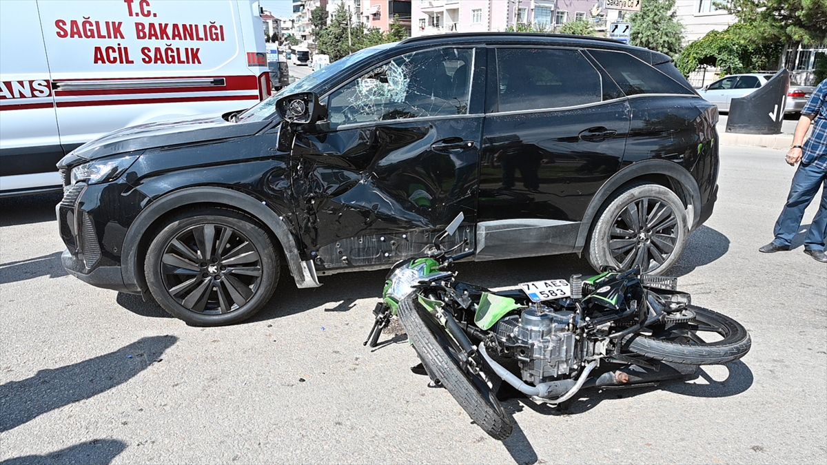 Kırıkkale'de motosiklet-otomobil çarpışması kamerada
