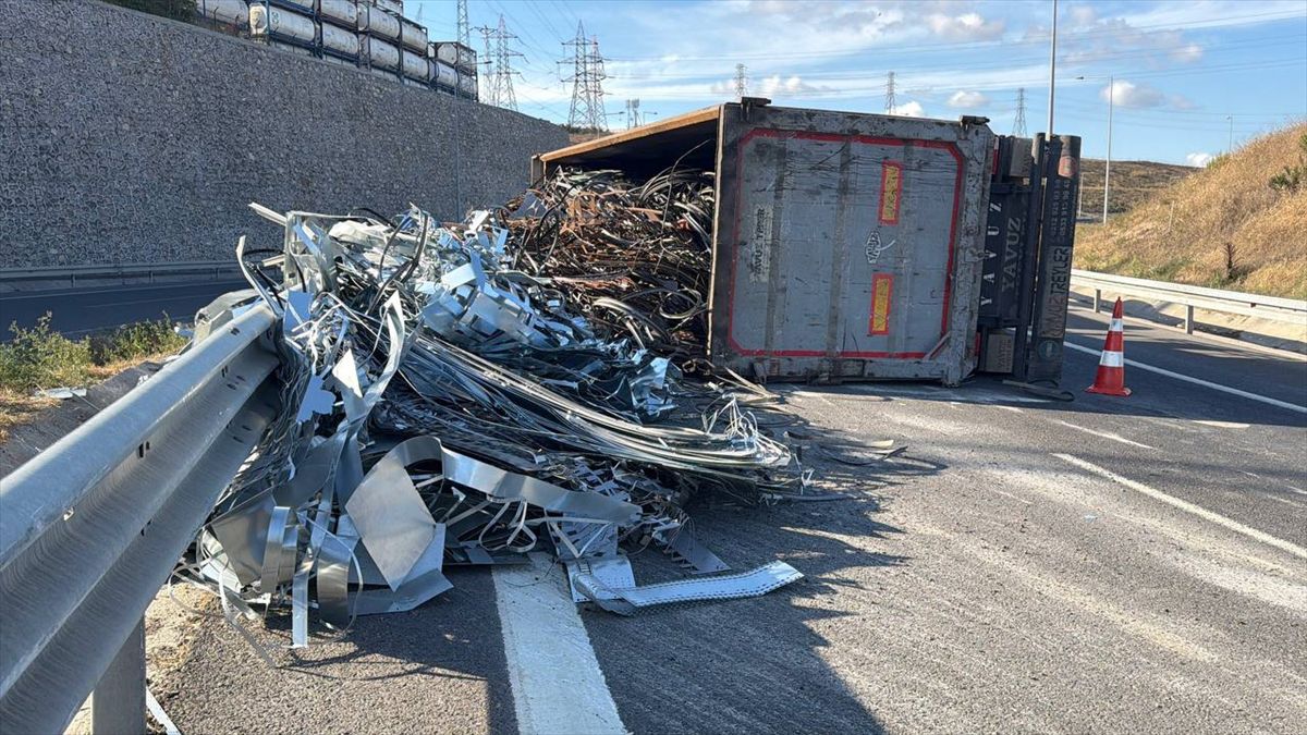 Gebze'de Tır Devrildi: Yol Ulaşıma Kapandı
