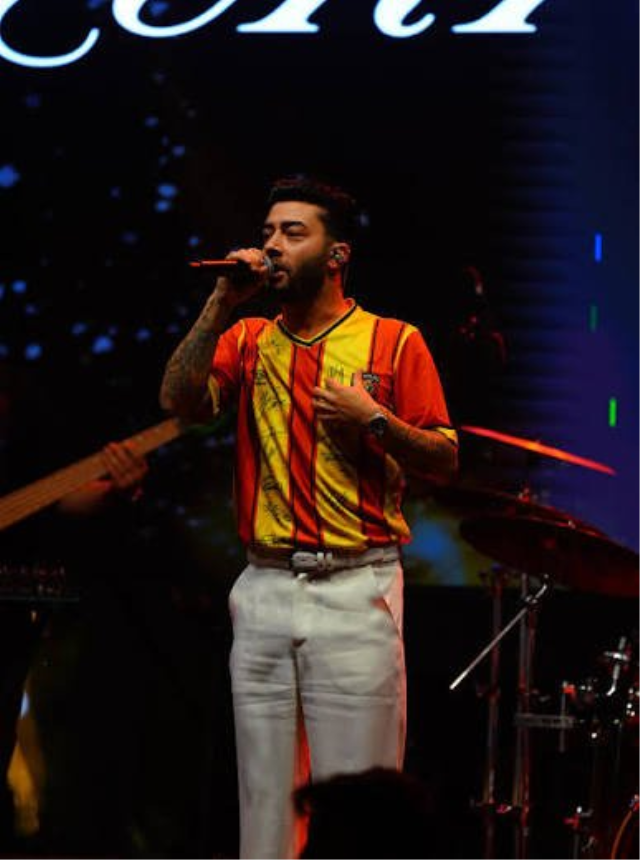 konserde tansiyon yukseldi unl 31467441 6030 1 m