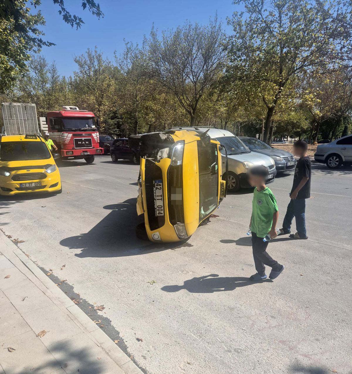 Konya'da Trafik Kazası: Taksi Devrildi, Bir Kişi Yaralandı