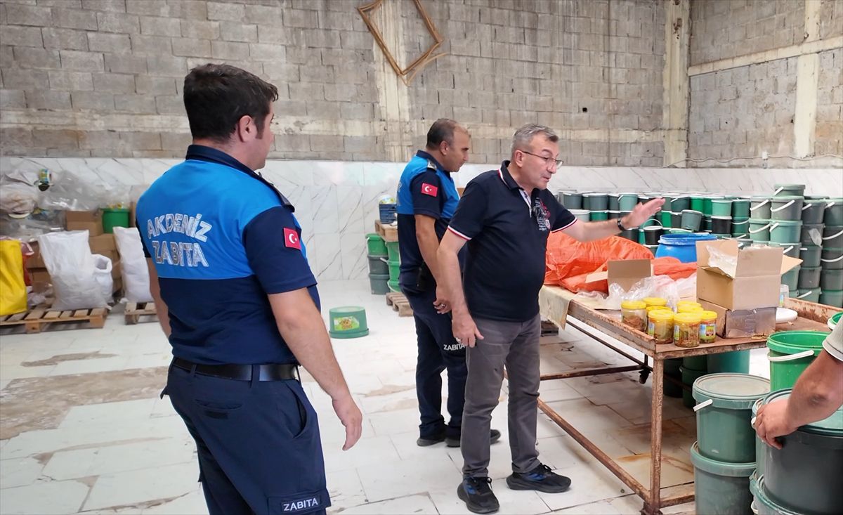 Mersin’de 70 ton sahte ve bozuk turşu imha edildi