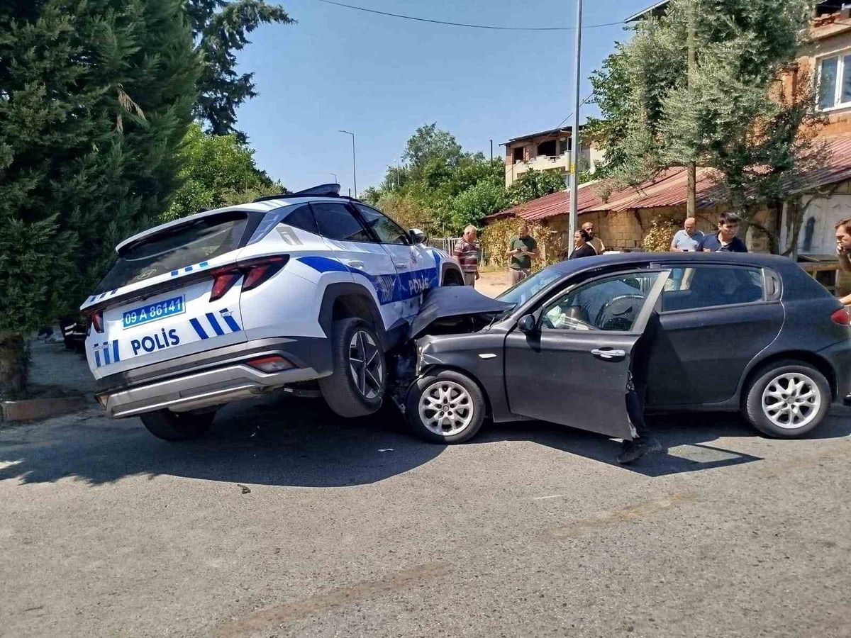 Nazilli'de Polis Aracı ile Otomobil Çarpıştı: 2 Yaralı