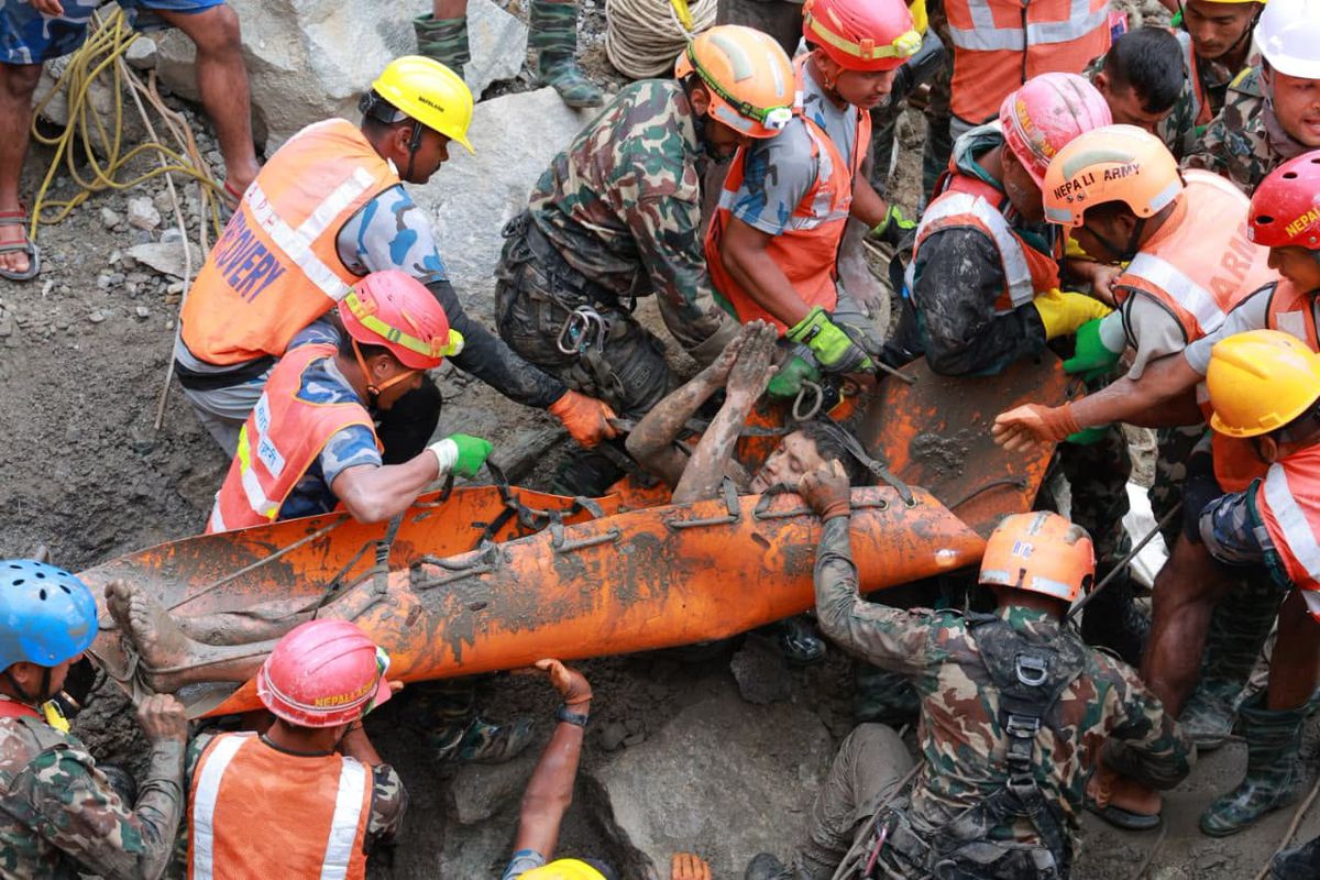 Nepal'de 9 Gün Sonra Mucize Kurtuluş: Selde Mahsur Kalan 2 İşçi Sağ Çıkarıldı