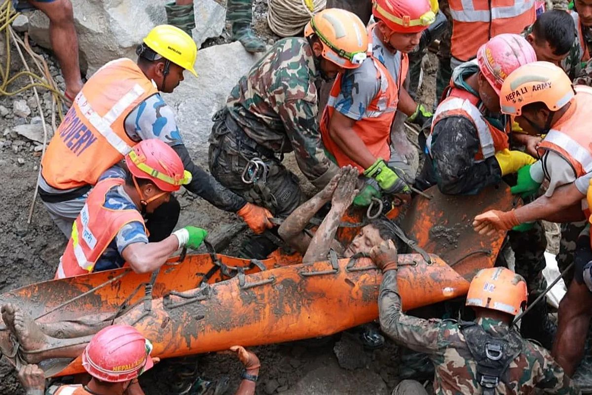 Nepal'de sel: Tünelde mahsur kalan 2 işçi 9 gün sonra kurtarıldı