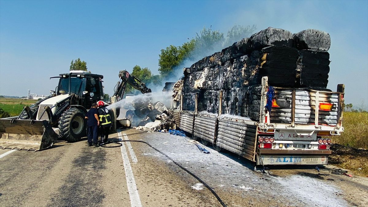 Kadirli'de saman yüklü tırda yangın