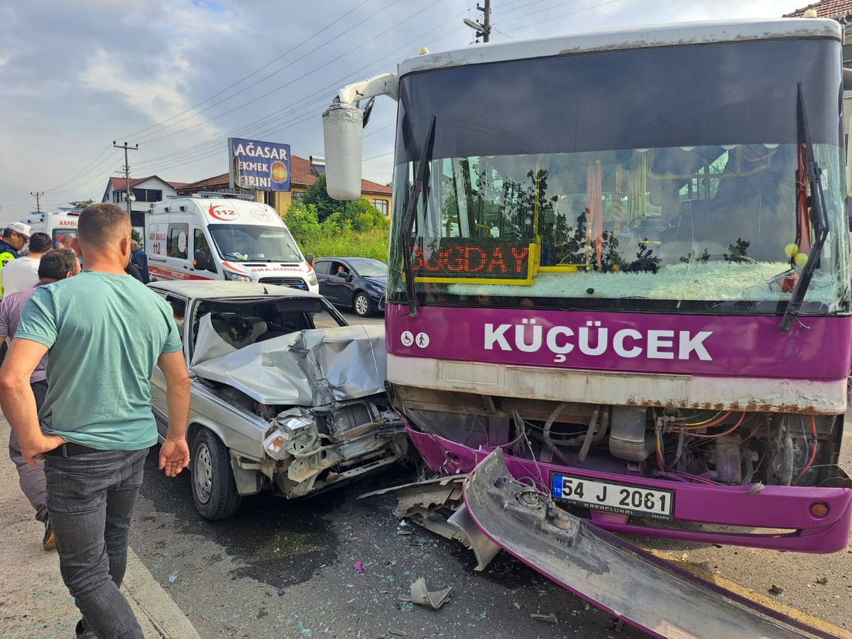 Akyazı'da Özel Halk Otobüsü ile Otomobil Kafa Kafaya Çarpıştı: 5 Yaralı