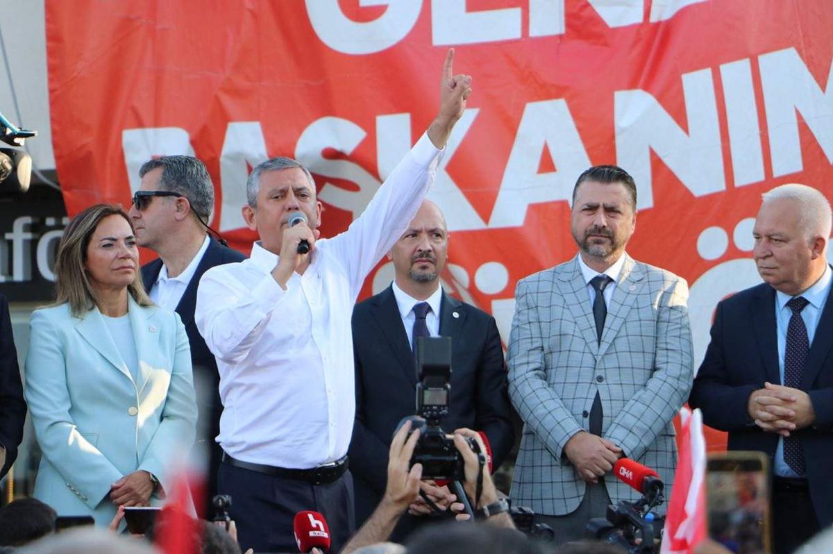 Özgür Özel'den Tekirdağ'da Rozet Töreni ve İktidar Mesajı