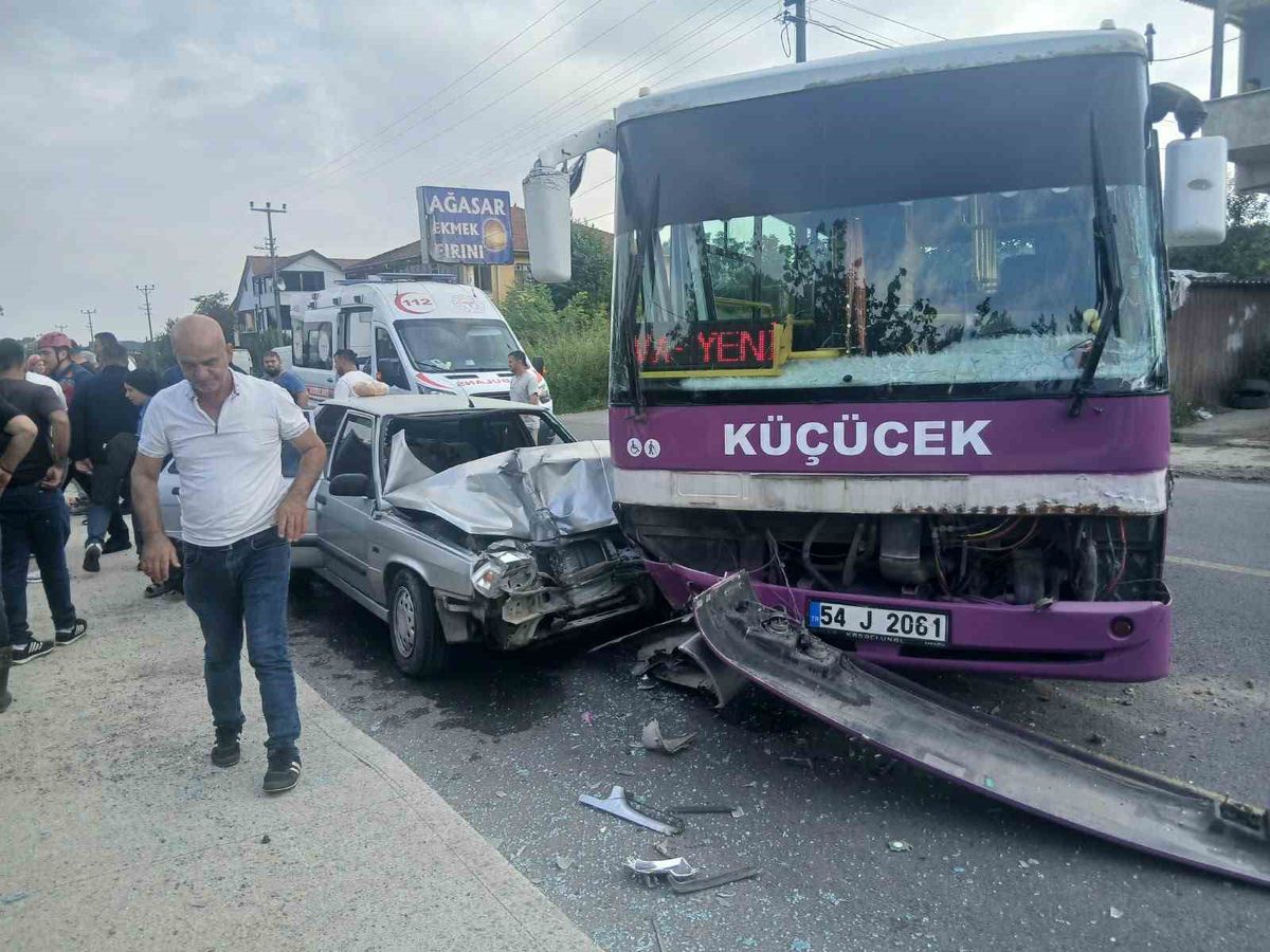 Akyazı'da Otobüs-Otomobil Çarpıştı: 6 Yaralı