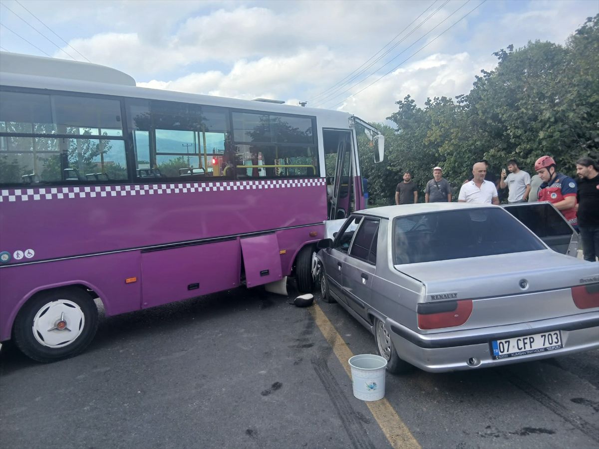 Sakarya'da halk otobüsü ile otomobil çarpıştı: 6 yaralı
