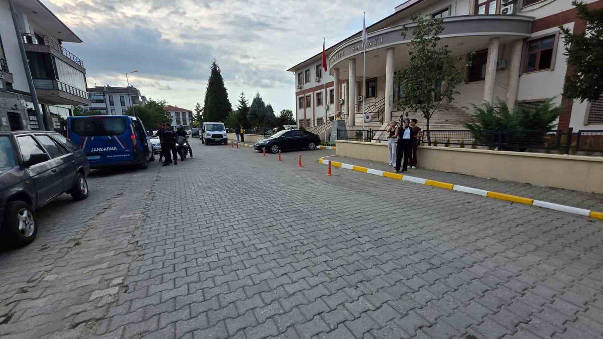 Akyazı'da eşini bıçaklayan koca tutuklandı