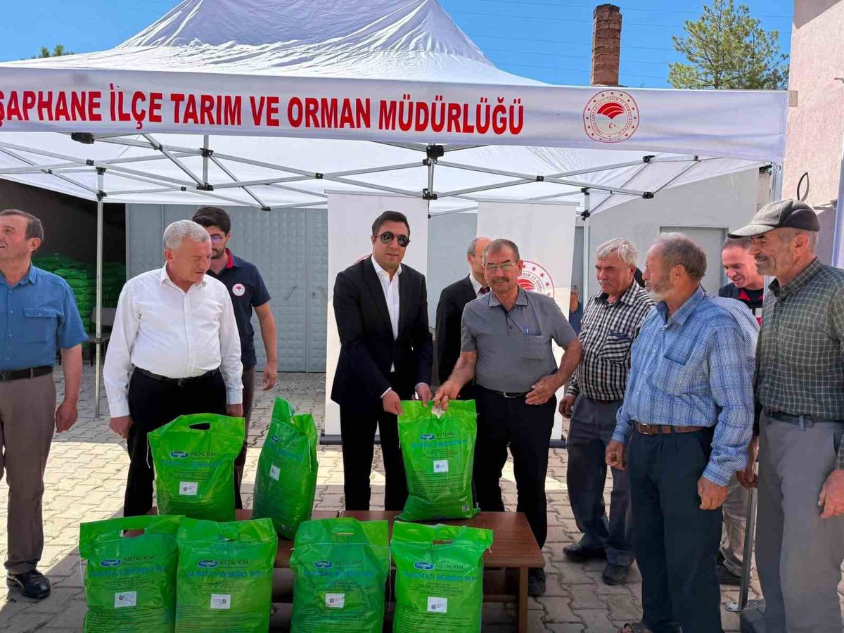 Şaphane'de Kiraz ve Vişne Üreticilerine Yüzde 50 Hibeli Bordo Bulamacı Dağıtıldı