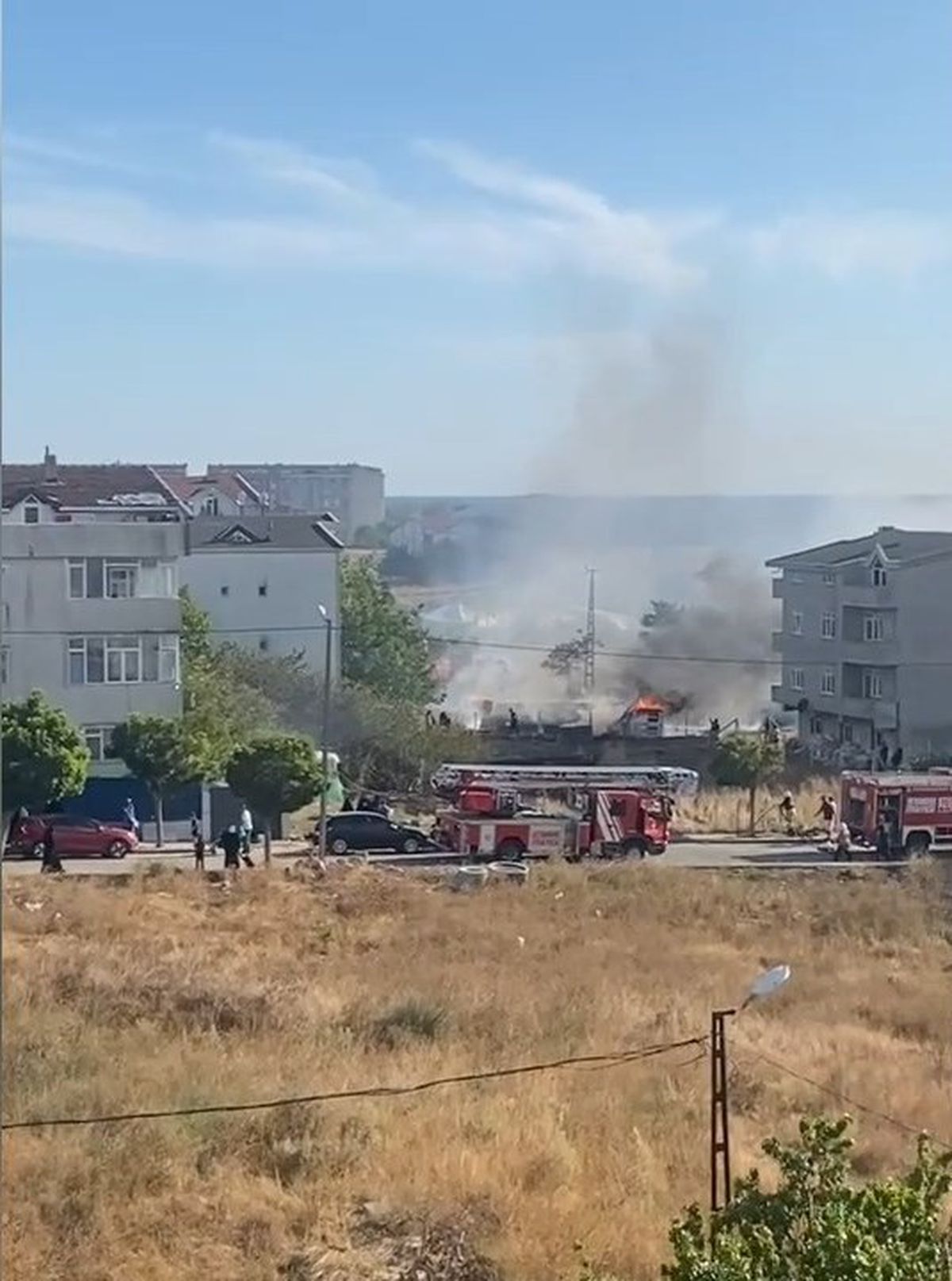 Silivri'de Otluk Yangını Evlere Sıçramadan Söndürüldü