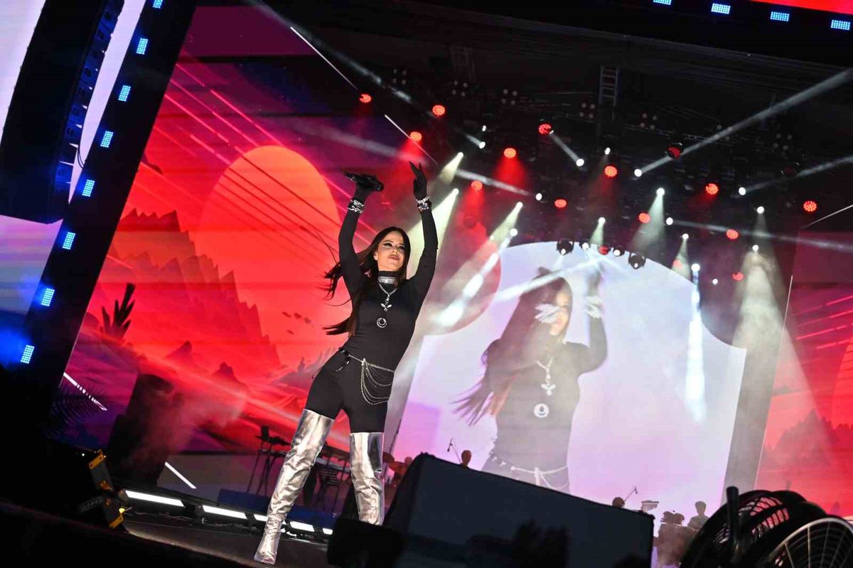 Simge Sağın, Çanakkale Kültür Yolu Festivali'nde Coşku Dolu Bir Konser Verdi
