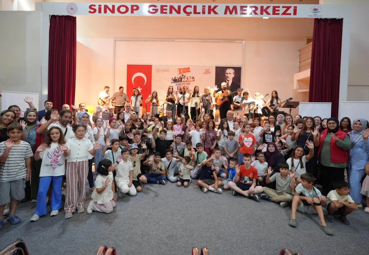 Sinop'ta GSB Gençlik Yaz Kulübü Görkemli Kapanış Şenliğiyle Sona Erdi