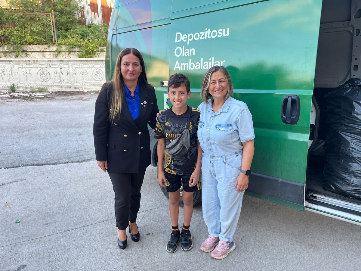 11 yaşındaki Ömer, DMD hastası Emre için atık topluyor