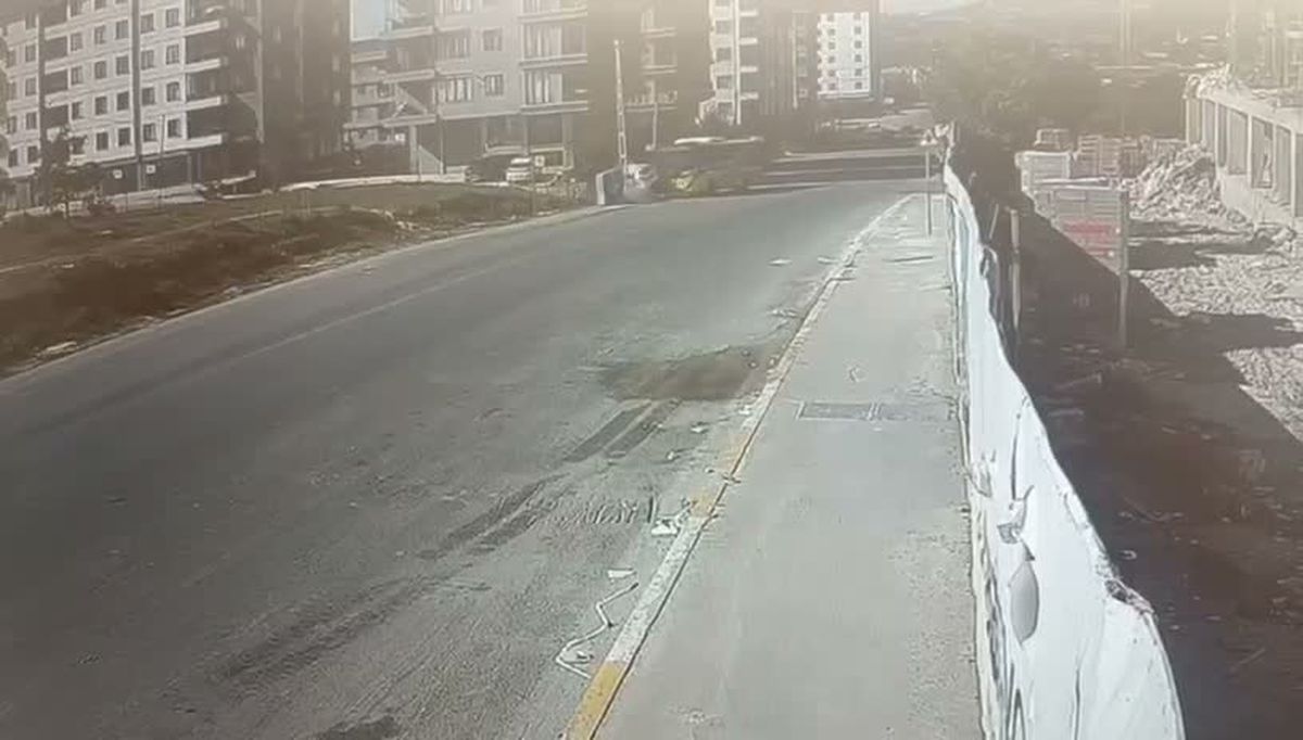Sultanbeyli'de Otomobil İETT Otobüsüne Çarptı: 4 Yaralı