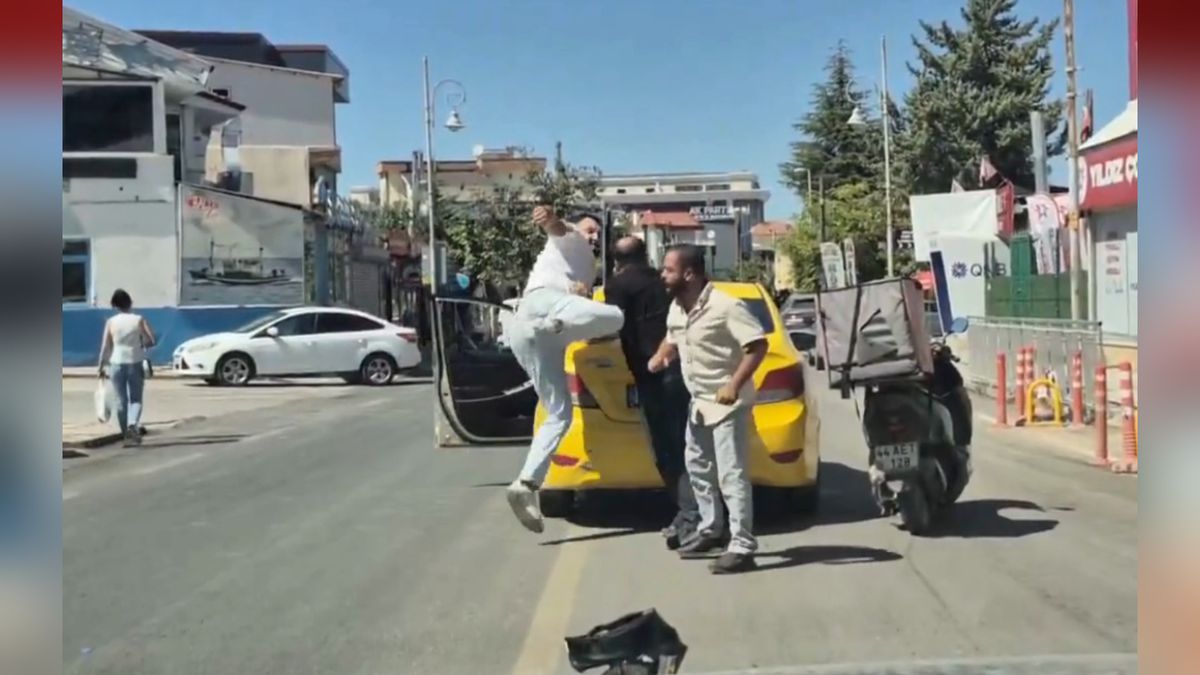 Malatya'da trafikte taksi şoförü ile motokurye kavgası kamerada: Ehliyete 60 gün el konuldu