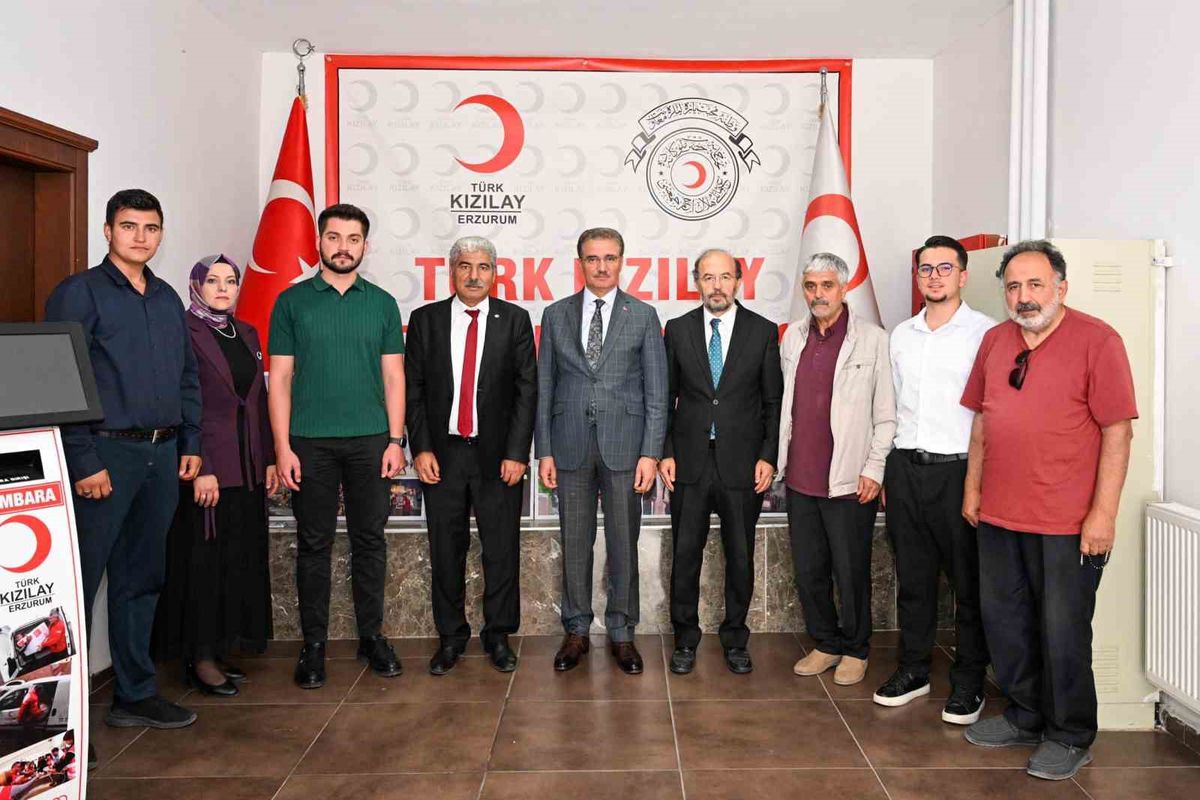 Vali Baruş, Kızılay Erzurum Şubesi'ni ziyaret etti