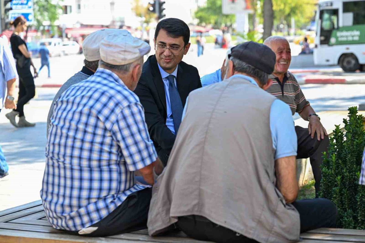 Uşak Valisi Kartal, Esnaf ve Vatandaşlarla Buluştu