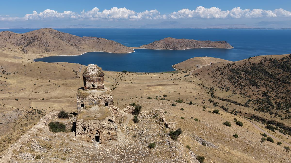 Van Gölü'ndeki Deveboynu Yarımadası Türkiye'nin 54. Milli Parkı Oldu
