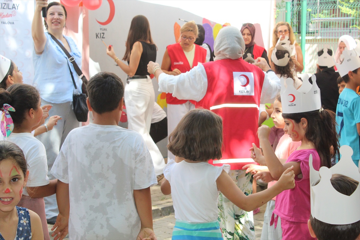 Kızılay'dan Yalova'da 100 Çocuğa Kırtasiye Hediyesi