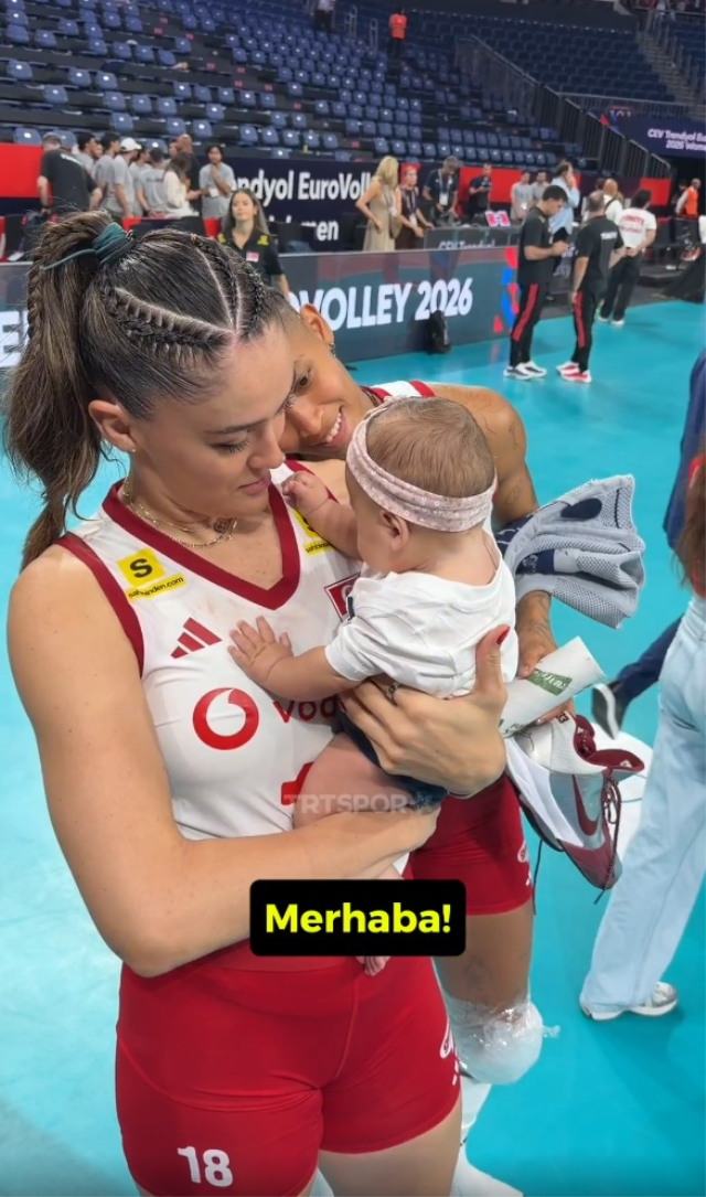 zehra gunesin kucagindaki mini 06dda2449b 2229 2 m