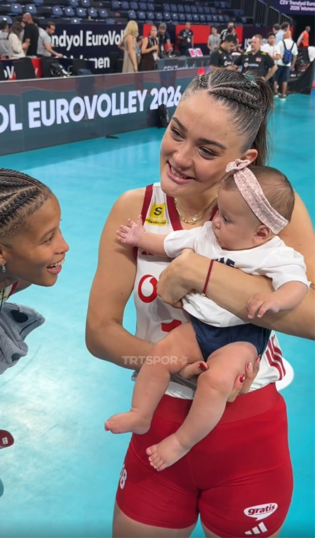 zehra gunesin kucagindaki mini 06dda2449b 9485 3 m