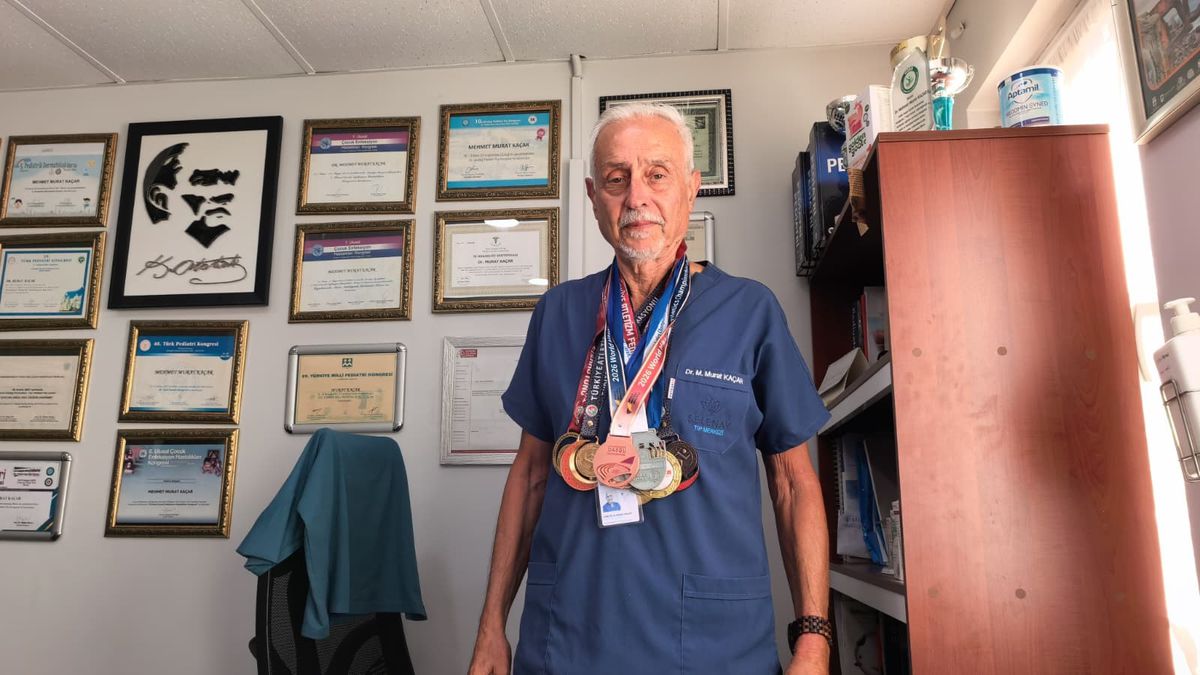 80 yaşındaki doktor atlet Murat Kaçar, 98. madalyasını kazandı