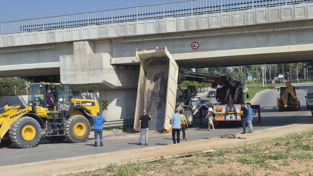 Adana'da Açık Damper Köprüye Çarptı
